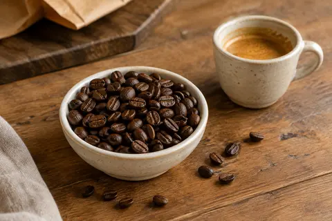 Grains de café Carte Noire dans une coupelle en céramique sur un comptoir en bois