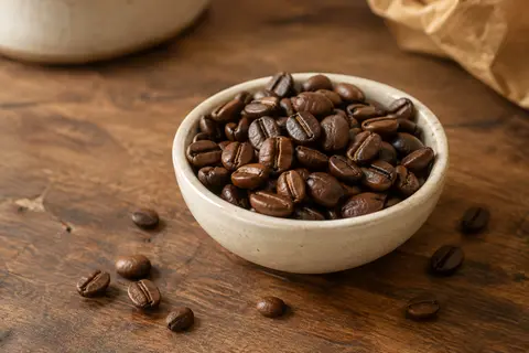 Grains de café Gimoka Classico dans une coupelle en céramique posée sur un comptoir en bois.